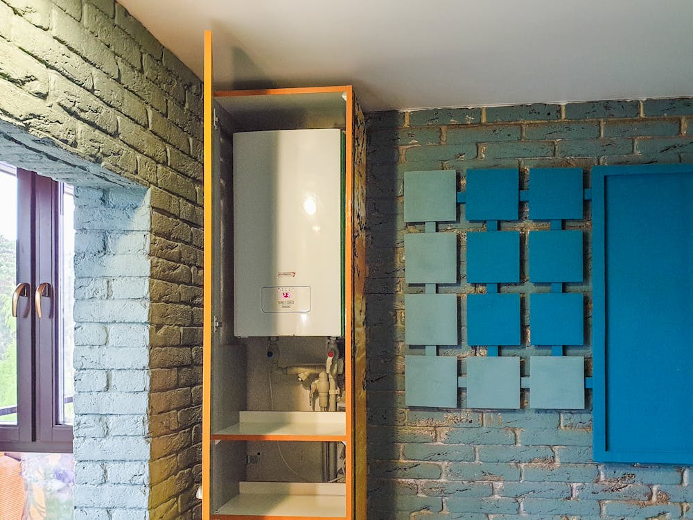 Caldaia a condensazione murale installata in ambiente domestico